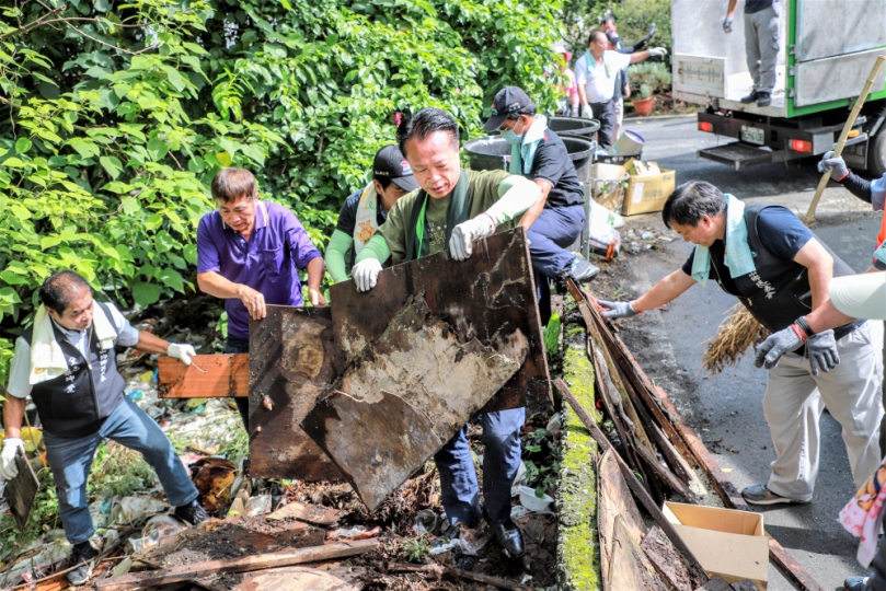 鄰縣登革熱疫情升溫 嘉義縣梅山鄉大拚掃、清積水 全村動員150人清出近10公噸垃圾及大型家具廢棄物！