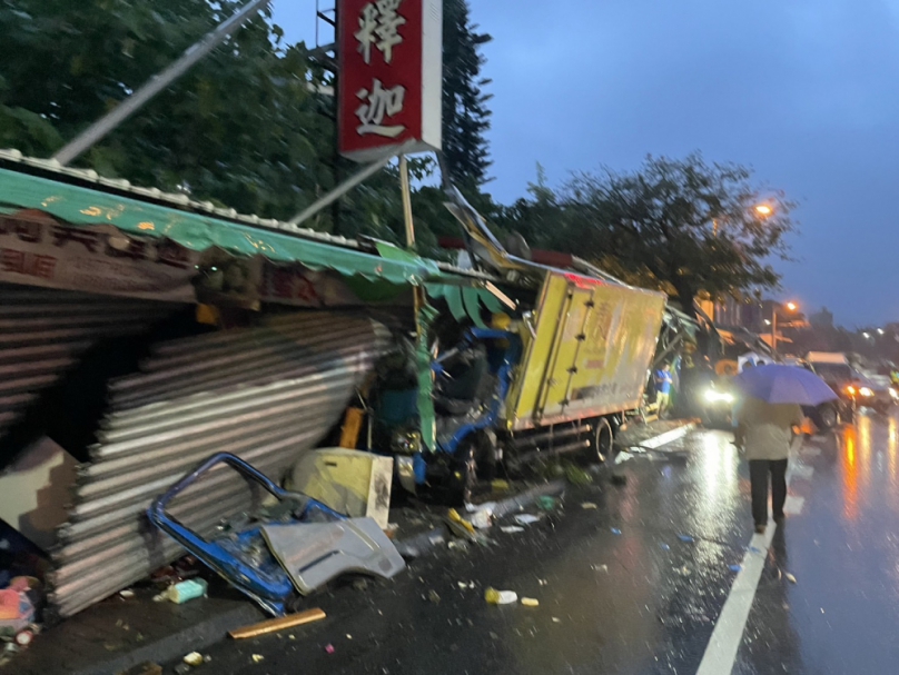 小貨車衝進民宅｜ㄧ片狼藉，臺東市車禍駕駛受傷送醫，疑颱風雨勢過大視線不佳肇禍！