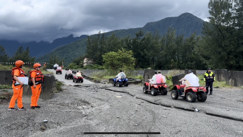 不要命了｜逮個正著｜不肖沙灘車業者罔顧遊客安全，颱風警報尚未解除竟帶遊客飆沙 ，新城警分嚴正譴責依法取締！