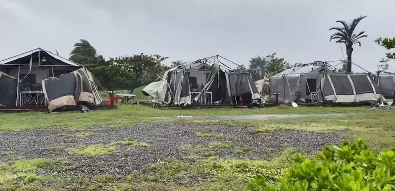 ​高雄旗津觀光露營區帳篷杜蘇芮被強風吹垮慘如廢墟