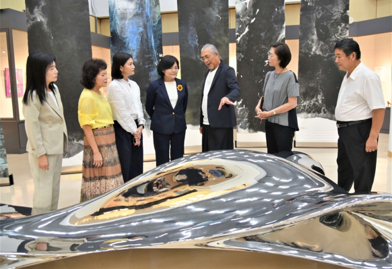 「多元宇宙」〜國際知名藝術家楊柏林、楊占父子返鄉聯展 雲林縣長張麗善等人邀民眾同賞國際級藝術創作〜