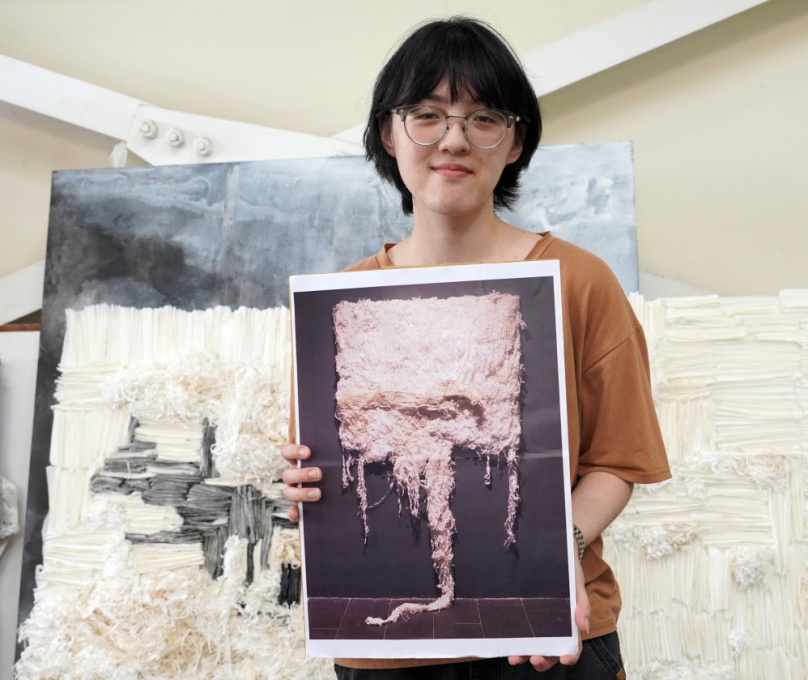 「用宣紙碎紙做成作品」，大葉造藝系鄧宇琇奪「全國美展雕塑」銅牌獎。（照片大葉提供）