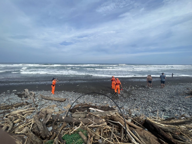 救命、救命｜風高浪急，臺東縣鉛橋海域2人溺水揮手求救，1人泅水上岸，1人失去蹤影，海巡警消全面搜尋！