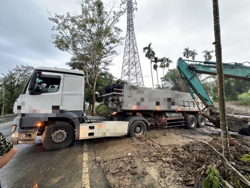 深夜自桃園偷運癈土南下掩埋  竹崎鄉縣道166與113線路口旁空地遭殃  竹崎警埋伏查獲