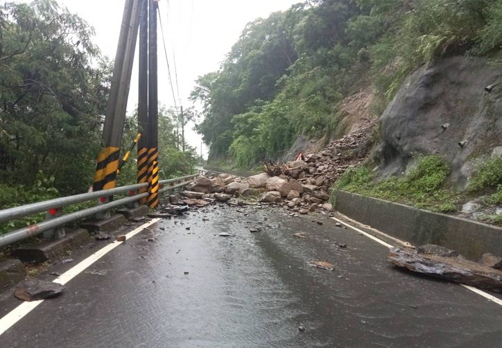 南橫明霸克露橋鋼便橋遭土石流沖損高雄桃源區3里淪孤島