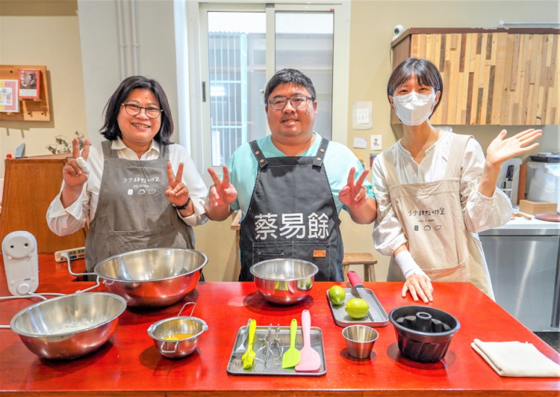 嘉義縣立委蔡易餘在臉書分享他與嘉市立委王美惠做蛋糕影片 祝福父親節快樂網友紛紛稱讚二位立委很專業、暖心！