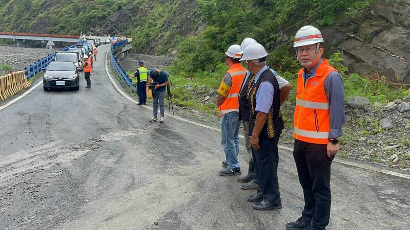 ​台20線明霸克露橋河床便道提前搶通每天開放5時段通行