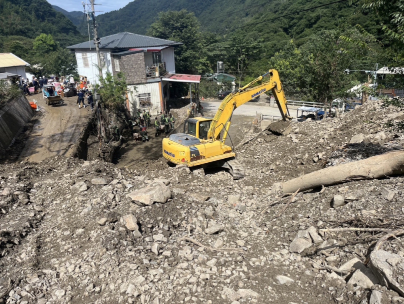 許縣長上山關心災民收容情形 加送600份雞排慰勞國軍弟兄