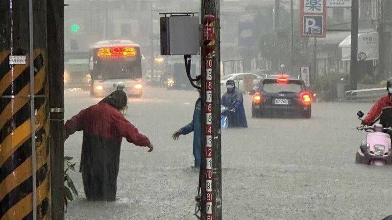 高雄大雨狂炸上班時段積淹水路上車拋錨