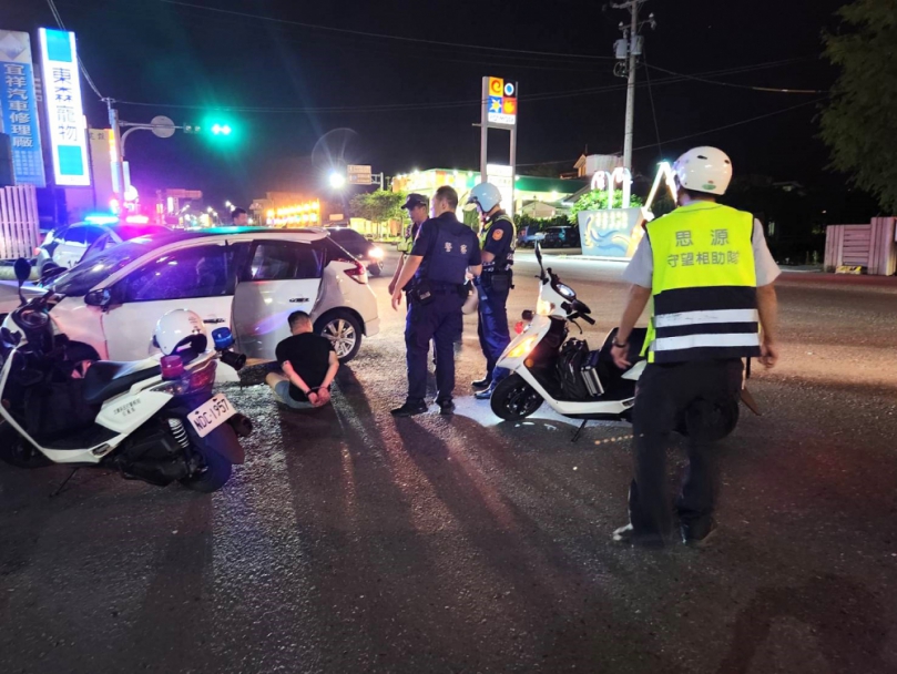 酒駕林男拒檢還意圖衝撞警察 飆速撞斷電線桿 過程中員警追捕開二槍