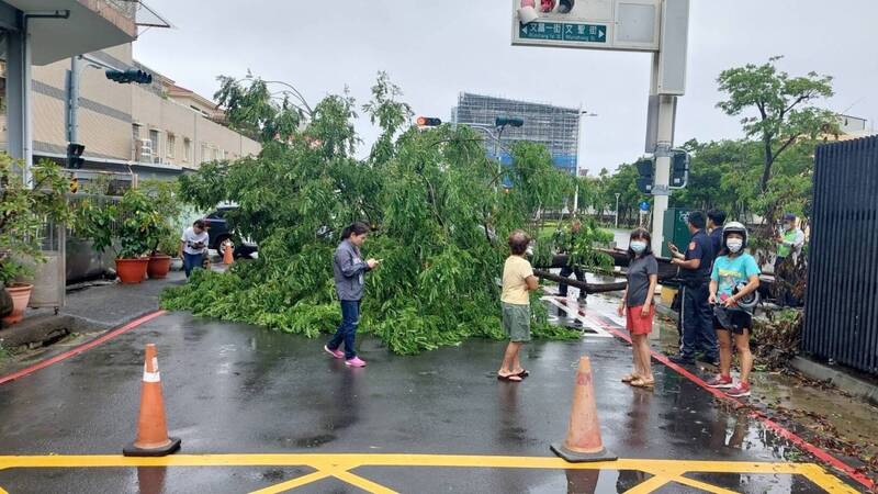 海葵颱風肆虐高雄災情慘重