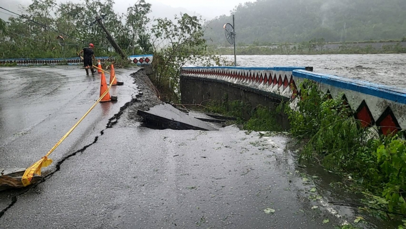 大窟窿｜卓溪鄉卓富產業道路，河堤斷裂、路基下陷、土石亂竄、滿目瘡痍！