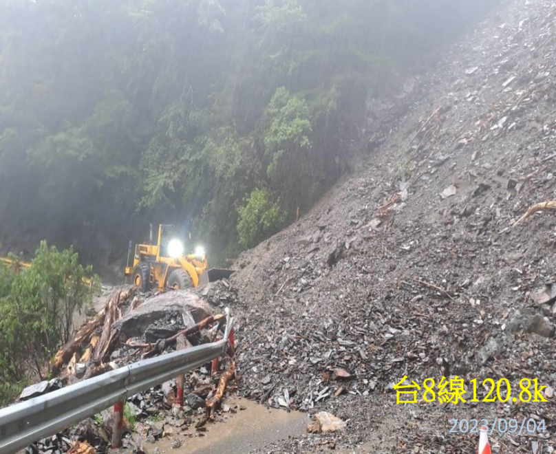 柔腸寸斷｜中橫公路路基塌陷、土石阻斷….，關原至洛韶路段預定9/6日17時搶通。