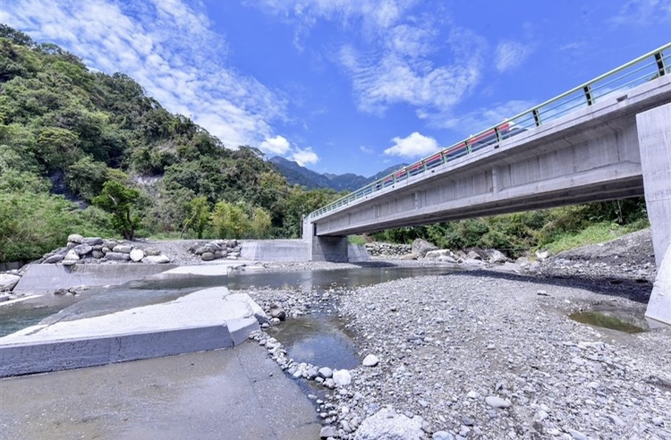 不用再涉水而過｜給部落族人安全回家的道路，臺東縣成功鎮重安一號橋通車典禮！