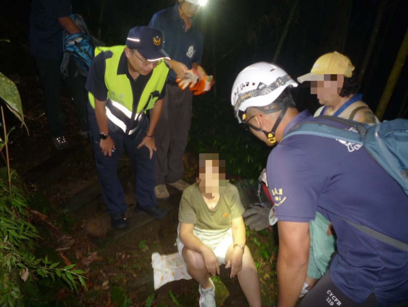 婦人傍晚與友人登阿里山鄉迷湖古道古道  不慎跌倒受傷 竹崎警、消摸黑救援  以接力方式背負爬坡急送醫