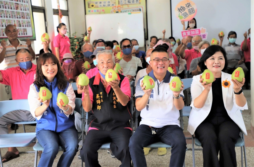 雲林縣政府送文旦與長青食堂長輩同享歡樂中秋 縣長張麗善：全力打造高齡幸福社會〜