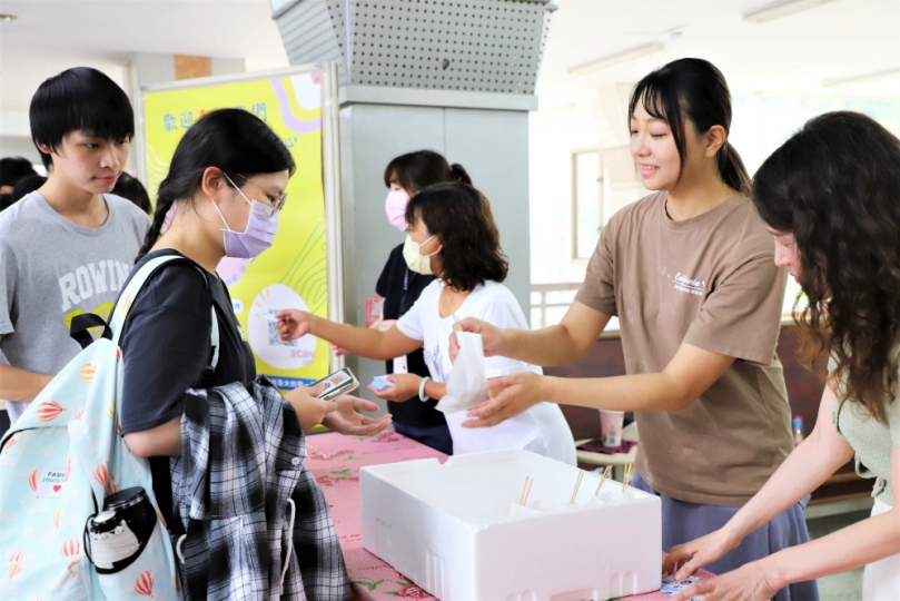 桃園炸雞店老闆慶祝兒子考上嘉大 免費送學生鹹酥雞 師長贊助活動經費 展現嘉大人的傳承-「嘉大心，您安心！」