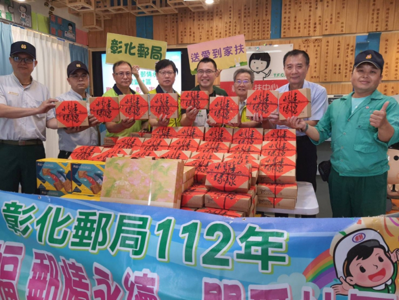 彰化郵局送200盒月餅給家扶家庭。（照片記者林碧珠攝）