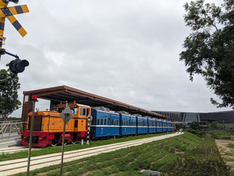 慶祝蒜頭糖廠五分車延駛故宮南院通車  國慶連假故宮南院 懷舊嘉年華登場  花蓮福氣鴨大型氣球  南院吉祥物哈奴曼及犧尊相見歡