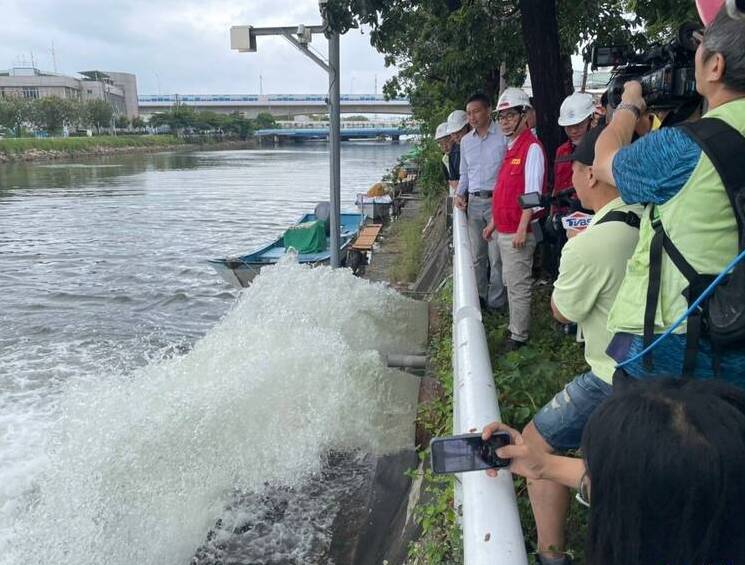 高市長陳其邁視察抽水站愛河等處佈設移動式抽水機防暴潮