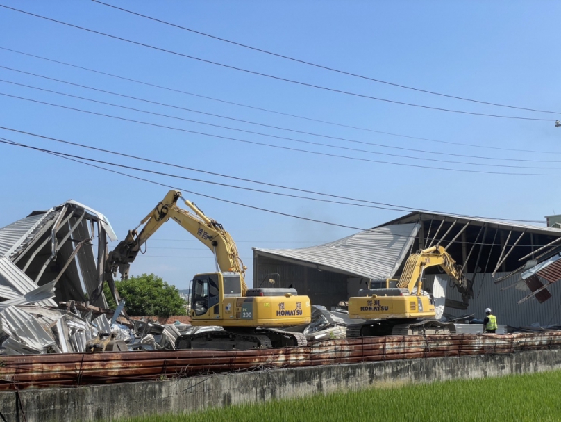 建廠房充當賭場被查獲，警方和縣府強制拆除。（照片縣府提供）