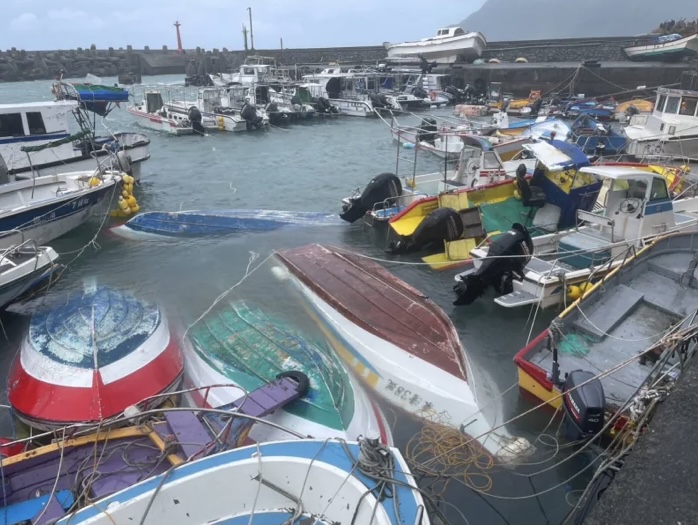 蘭嶼重創｜大浩劫，開元港船隻幾乎全軍覆沒、車輛翻覆、屋頂飛掀｜10/6曰蘭嶼鄉停止上班、停止上課｜｜前進重災區，縣長饒慶鈴指示先行載運搶修搶險人員及物資前往蘭嶼，全力救災！