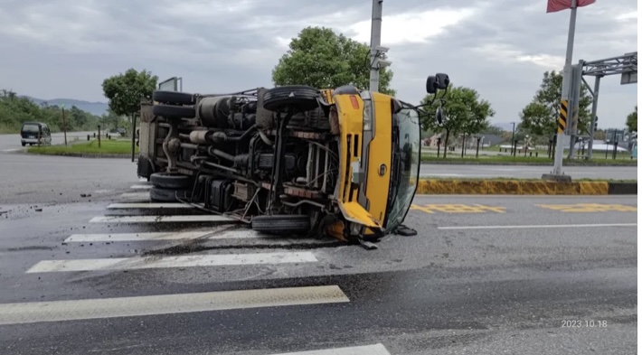 大貨車爆胎翻覆｜油汙滿地，鳳警善後！