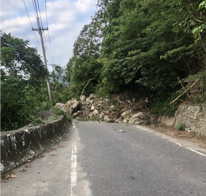 晴天山崩｜卓富公路，從明里到石平唯一通路坍了，縣長徐榛蔚會勘坍方路段，指示相關單位全力搶通！