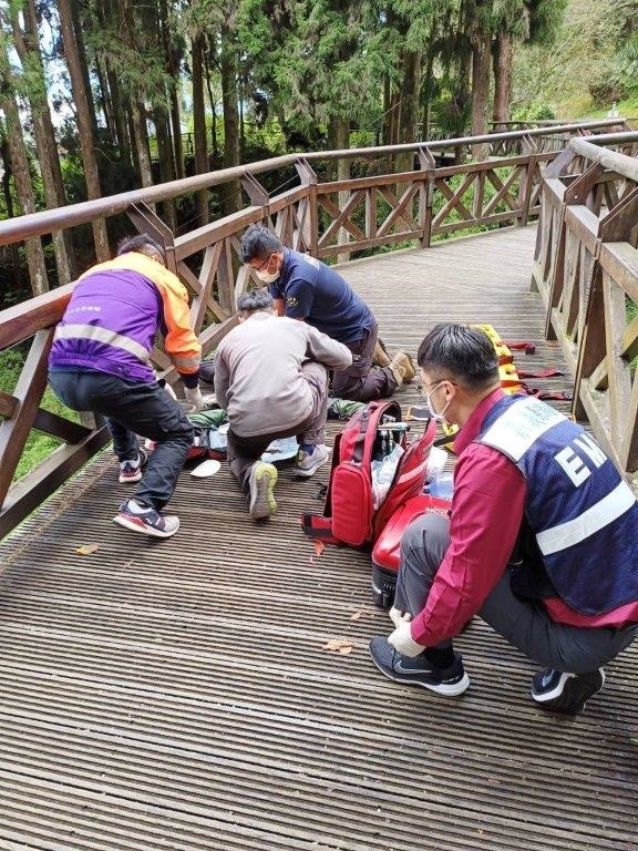 四十八年次男子獨遊阿里山昏倒步道內   阿里山警消急救援仍回天乏術  現場整齊無凌亂或打鬥跡象