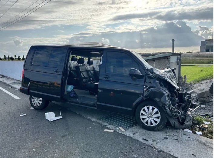 廂型車載7名學生｜臺東市臨海路三段車禍，車頭全毀、司機死亡，學生全部輕傷！