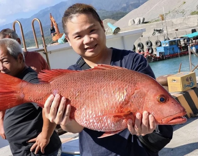 紅槽｜肥滋滋、紅通通，臺東成功漁港阿春水產在長濱田組捕獲，ㄧ上岸就被搶著買走了！