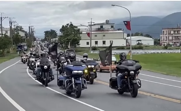 震撼遊街活絡富里｜哈雷騎士大會師，農民鐵牛車相迎，創造超過2000萬元經濟效益，鄉親用辦喜事的心情熱烈迎接0918大地震救災英雄回鄉省親！