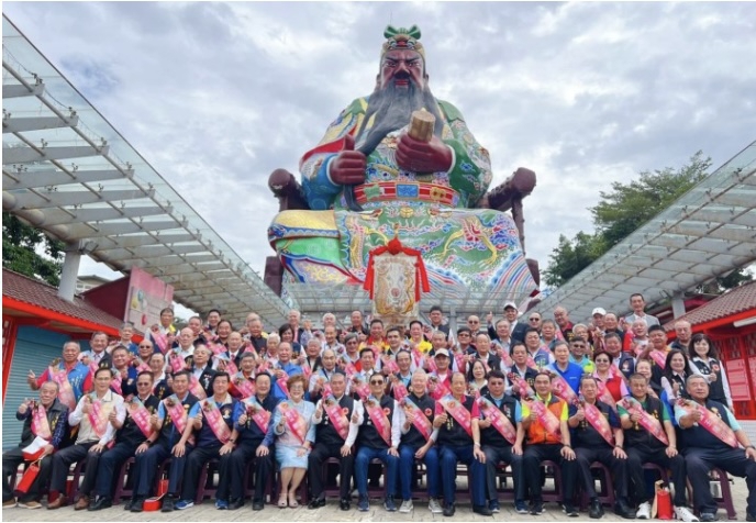 殊榮無限。見證歷史｜花蓮縣玉里協天宮董事長吳俞螢榮幸參與臺灣寺廟金蘭會第三屆第十次會員大會，100間大廟共100名代表人，在新竹普天宮高聳的關聖帝君像前合影！