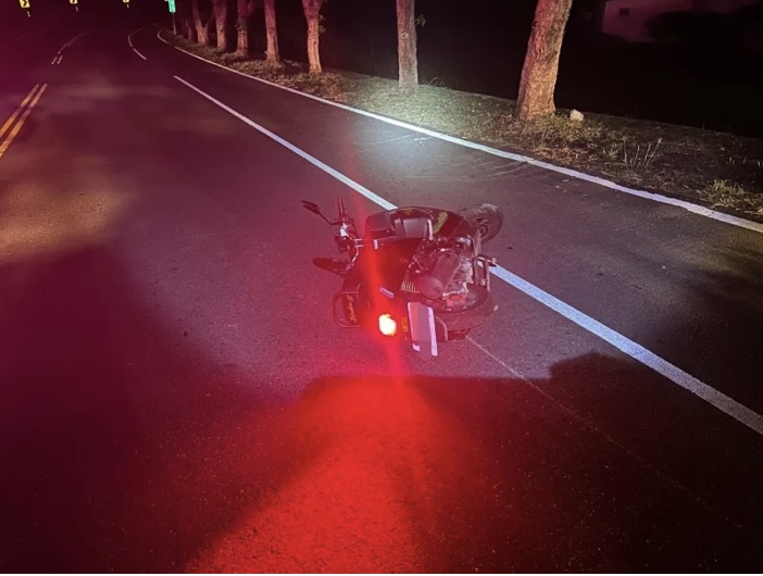 魂斷異鄉｜衝浪選手印尼籍男子騎乘重型機車，小馬路段自撞車毀人亡！