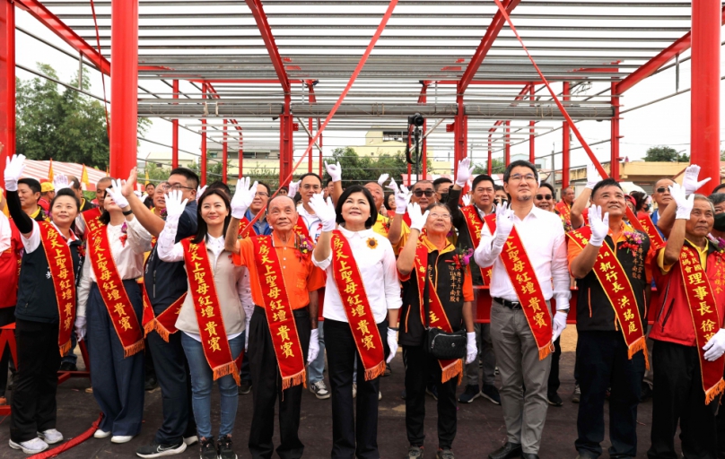 雲林六房媽斗南股烏瓦磘紅壇上樑典禮 眾人祈求紅壇搭建過程順利圓滿〜