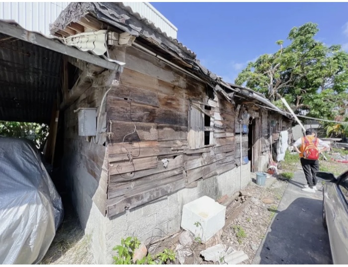 地獄在人間｜家徒四壁、挨凍受餓、淒風苦雨，重殘孝子長年照顧癱瘓老母，志工哭了：「沒看過比他家更殘破的房子！」花蓮縣五州公益協會送愛，盼拋磚引玉，「恩人：您們願意關心正在奮戰極度惡劣生存逆境的這對母子嗎？」