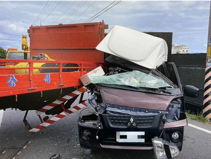 大小貨車撞成ㄧ團｜臺東市豐年路1車毀1人傷