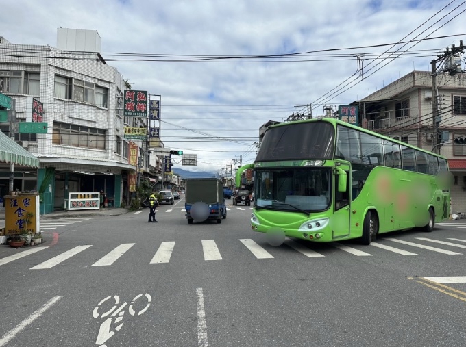 未停讓行人｜80歲婦遭遊覽車撞傷送醫｜瑞穗警開單告發遊覽車司機