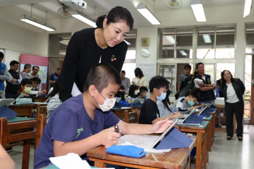 全縣中小學班班有大屏 「宜居南投．智慧校園」大躍進 許縣長歡喜感恩宣示加速落實打造更好的數位學習環境