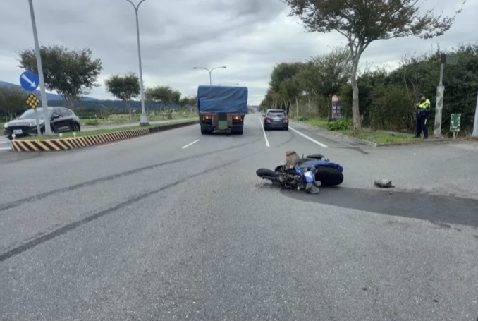 路口車禍｜瑞穗鄉曳引車、機車碰撞，女騎士送醫！