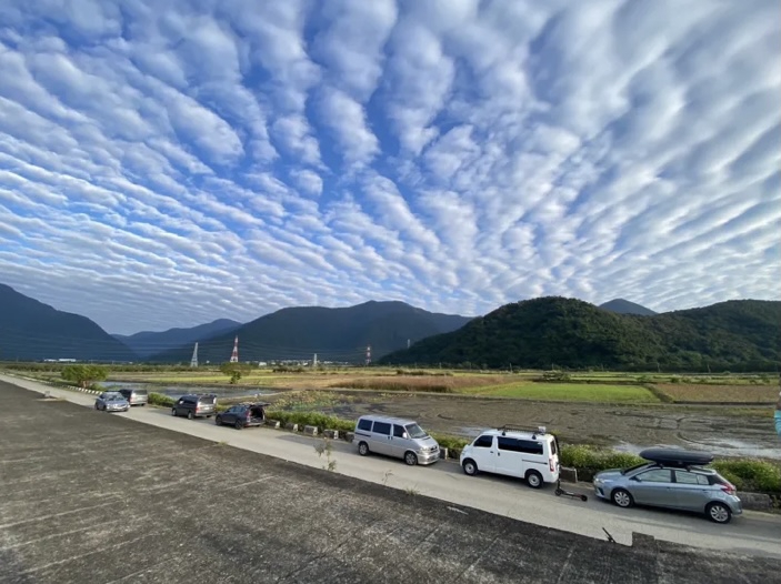 地震雲｜堆滿天空的棉花棒，宜蘭南澳清晨天空現異象，下午宜蘭外海地震芮氏規模5.1，民眾驚呼：「太巧了！」