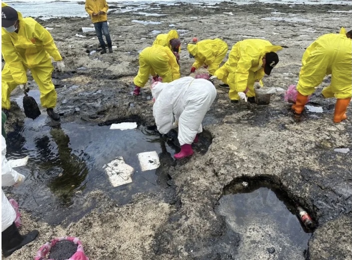 臺灣東部海域不明油污｜疑載運原油輪船洗艙後廢油，海保署追查污染源，最重可罰新臺幣3,000萬元！