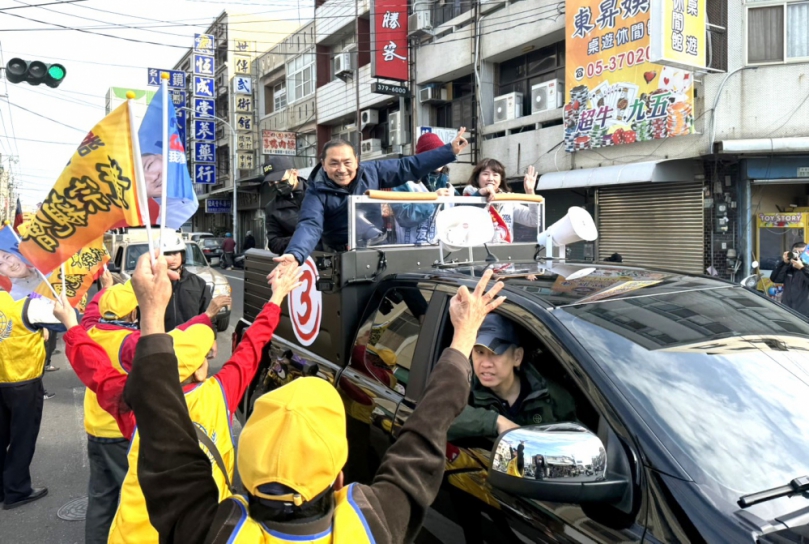 總統候選人侯友宜回嘉車掃 鄉親展現「嘉義人挺家己人」熱情 家鄉朴子支持人龍綿延近1公里 侯友宜：從故鄉嘉義贏回台灣！