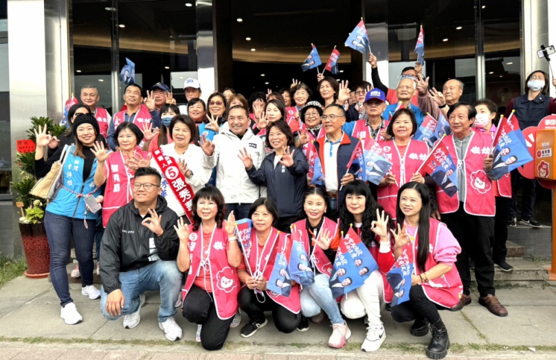 總統候選人侯友宜陪同嘉義市立委候選人張秀華掃街拜票 支持者盛讚侯友宜「文武兼備」 未來必能帶領國家大步向前！