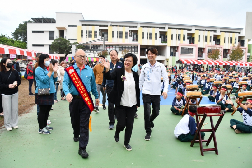 員東國小校慶，王縣長（前排中）前往慶賀，受到籌備主委江桐良（左）、縣議員涂俊任（右）和師生熱烈迎接。（照片縣府提供）。 　