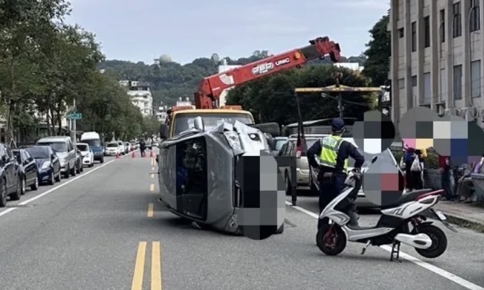 翻車｜連環撞，花蓮市區5車毀！