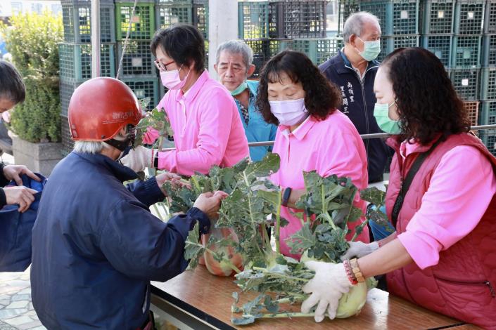 幼瑩廣慈文教學會發放物資 黃：為社會注入暖流