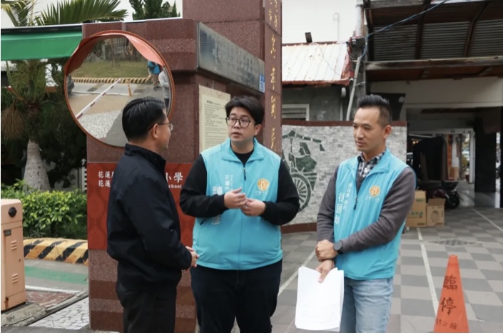 盼改善雨天家長接送困擾｜魏嘉彥會勘忠孝國小