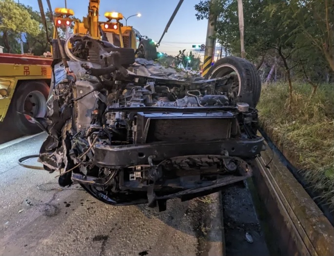 撞上電線桿｜小轎車翻覆至路旁草叢，幾成一團廢鐵，花蓮縣臺9線171.8公里，2人受傷送醫！