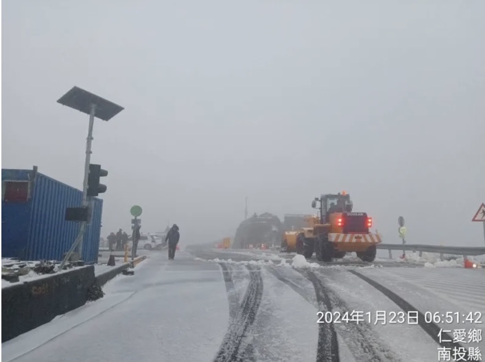 合歡山凌晨降雪｜昆陽至大禹嶺路段（29k~41.5k）限加掛雪鍊通行